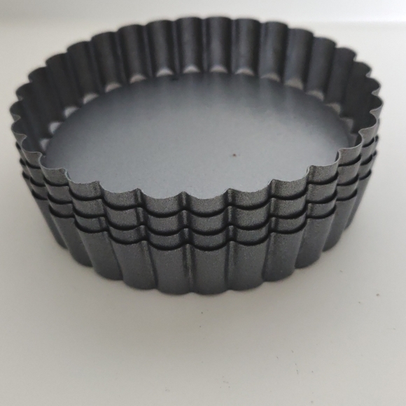 4 Tart pans with easy bottom release - Picture 9 of 9